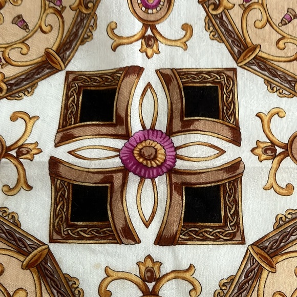 Woman’s scarf by Celine Paris - Picture 6 of 8